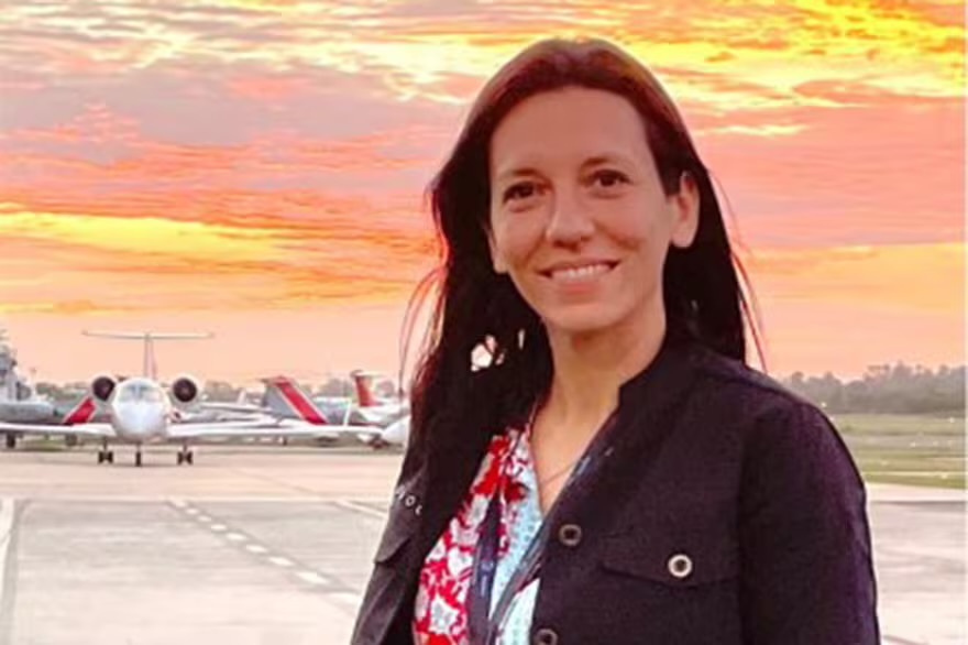 La secretaria del piloto denunció que el amigo de Adorni la hostiga