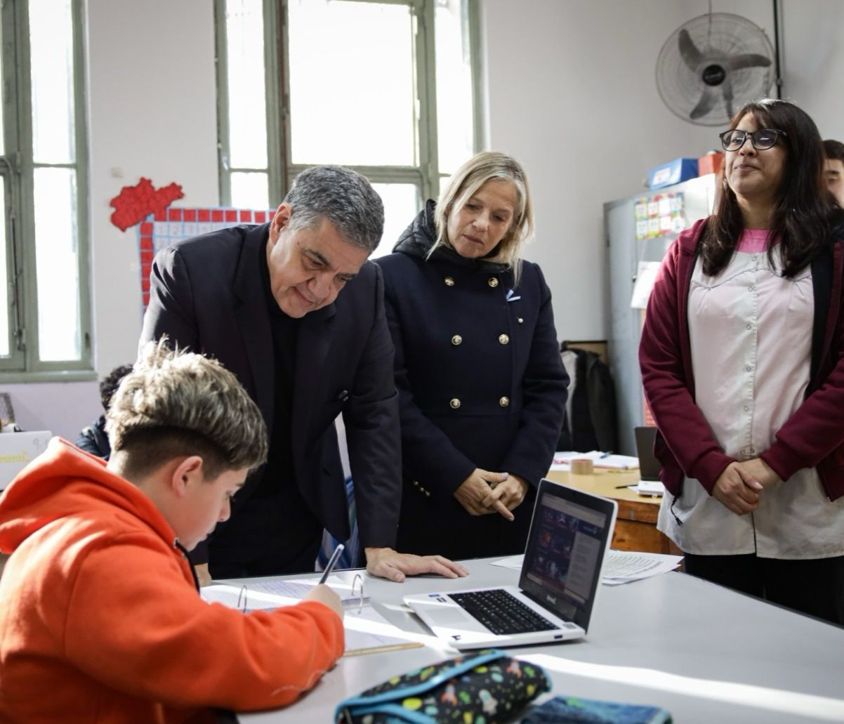 La Ciudad prohíbe el uso de celulares durante clases en la escuela secundaria